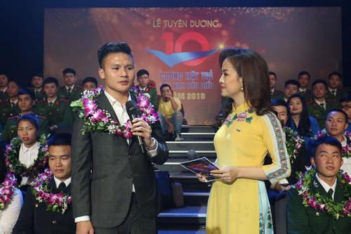 Gương mặt trẻ Việt Nam tiêu biểu năm 2018, cầu thủ Quang Hải giao lưu tại chương trình.  ​