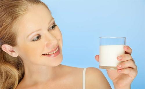 Uống thuốc với sữa, nước hoa quả... sẽ ảnh hưởng đến tác dụng của thuốc với cơ thể 