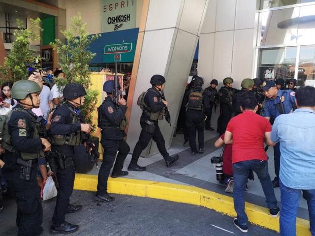 Nổ súng, bắt giữ 30 con tin ở trung tâm thương mại Philippines