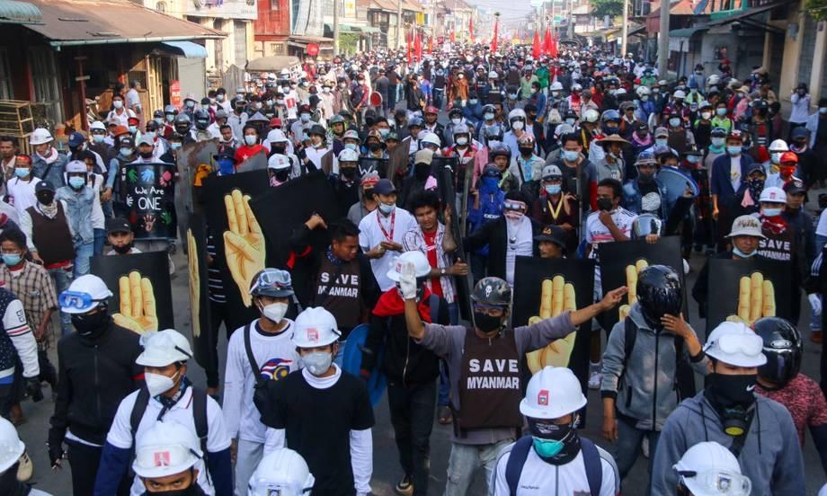Người biểu tình trên đường phố Dawei, thủ phủ vùng Tanintharyi.