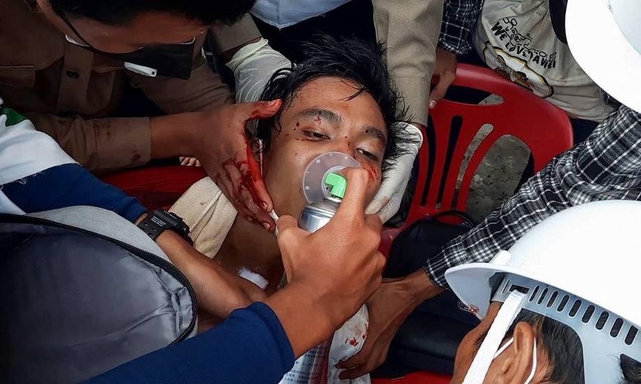 Một người bị thương được cấp cứu tại chỗ sau khi trúng đạn tại thành phố Dawei.