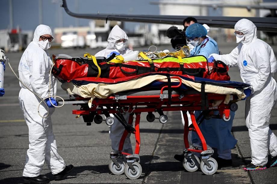Nhân viên y tế di chuyển bệnh nhân bằng máy bay ở Nice do khu điều trị tích cực ở bệnh viện quá tải ngày 16/3. Ảnh: AFP.