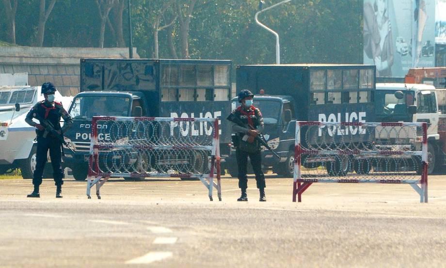 Lực lượng an ninh dựng nhiều chốt chặn ở Naypyidaw để đối phó đoàn biểu tình.