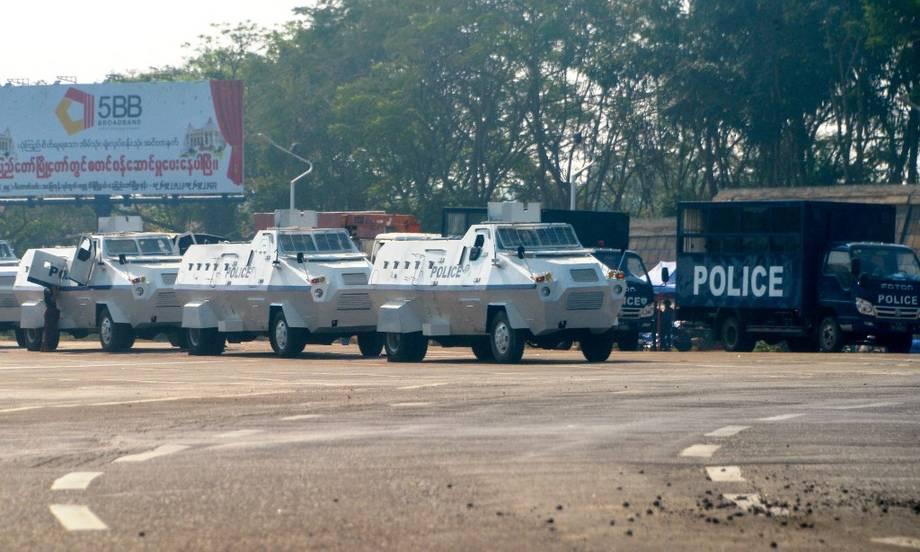 Xe thiết giáp của cảnh sát được triển khai tại thủ đô Naypyidaw sáng 28/2.