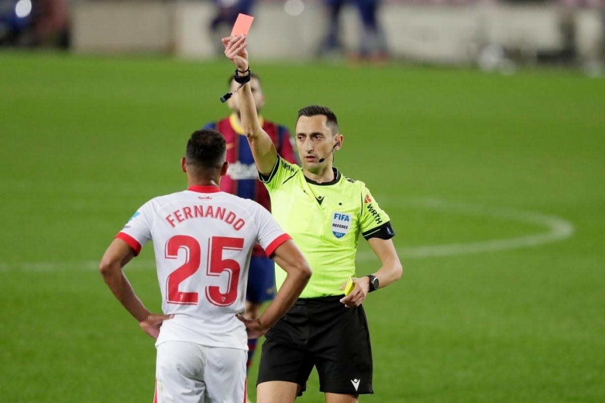 Fernando nhận thẻ đỏ (Ảnh: Getty).