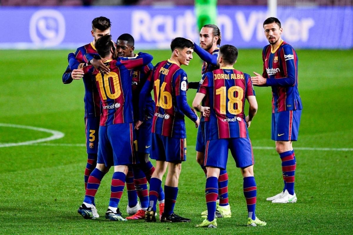 Các cầu thủ Barca ăn mừng bàn mở tỉ số (Ảnh: Getty).