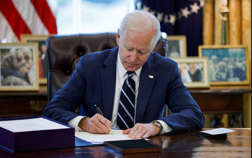 Tổng thống Mỹ Joe Biden ký ban hành gói cứu trợ COVID-19. Ảnh: Reuters