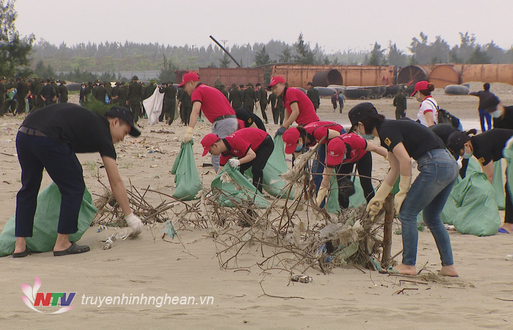 Nghệ An: Hơn 500 tình nguyện viên ra quân hưởng ứng chiến dịch “Hãy làm sạch biển”