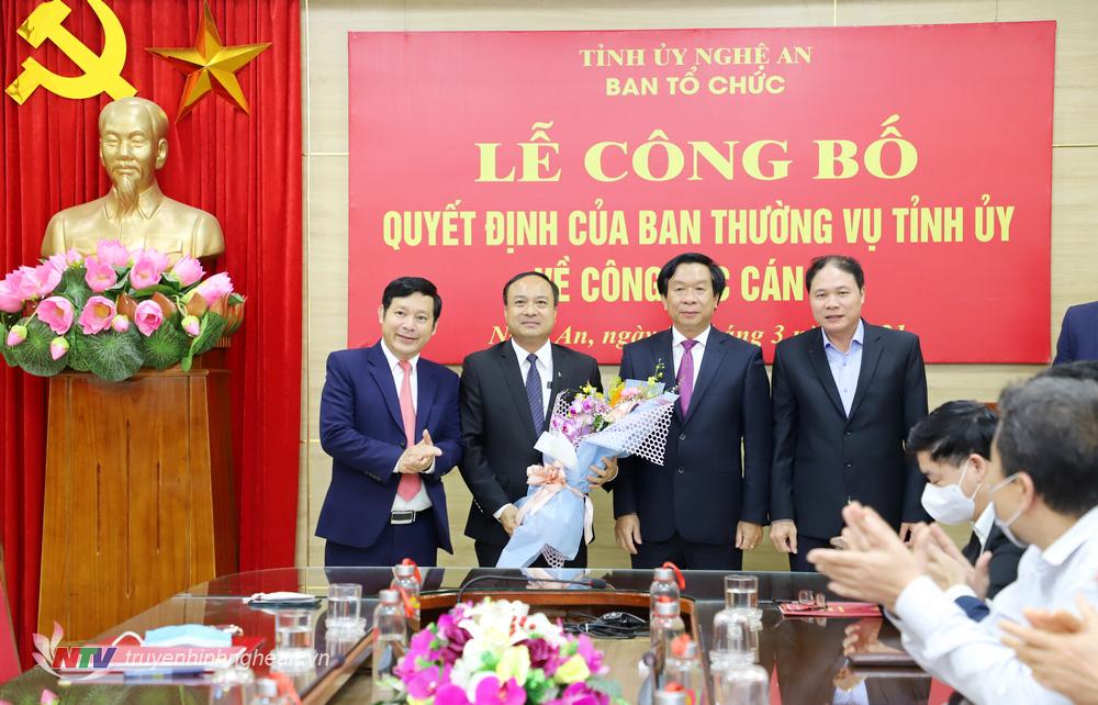 Lãnh đạo Ban Tổ chức Tỉnh uỷ tặng hoa chúc mừng đồng chí Nguyễn Viết Hưng.