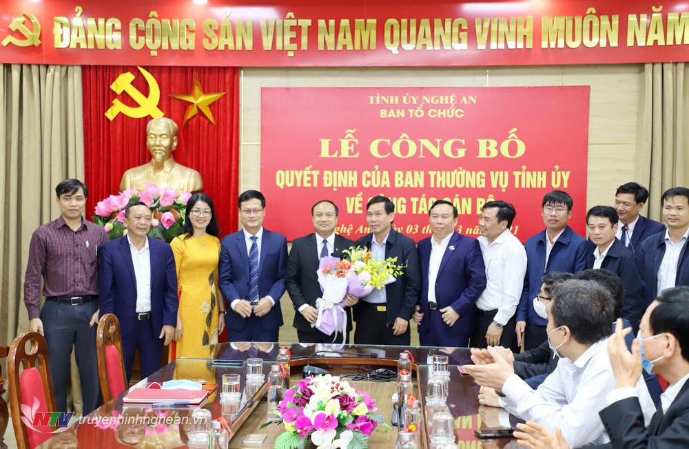 Đại diện Huyện uỷ - HĐND - UBND - UBMTTQ huyện Yên Thành tặng hoa chúc mừng đồng chí Nguyễn Viết Hưng trên cương vị mới.
