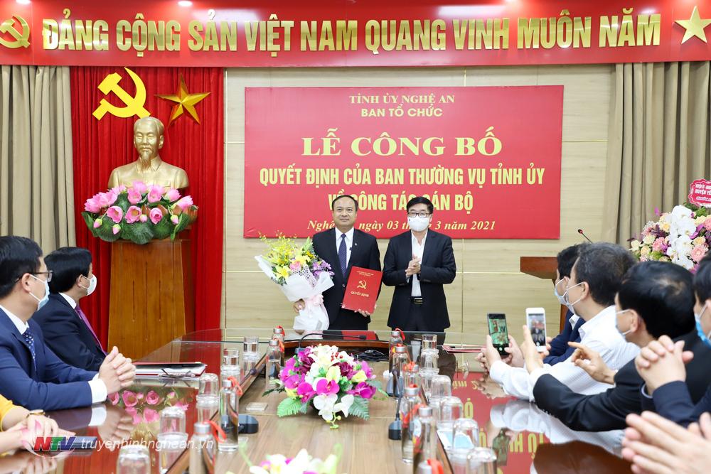 Phó Bí thư Thường trực Tỉnh uỷ Nguyễn Văn Thông trao Quyết định và tặng hoa chúc mừng đồng chí Nguyễn Viết Hưng.