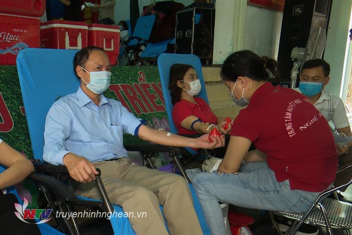 Tình nguyện viên ở nhiều lứa tuổi và công việc khác nhau hưởng ứng tham gia ngày hội hiến máu.
