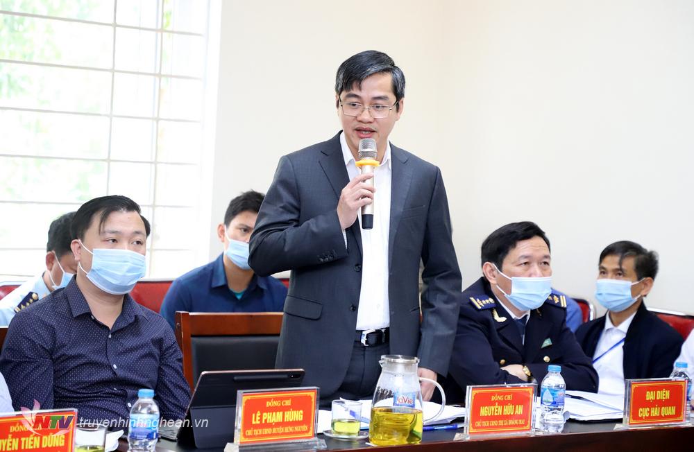 Chủ tịch UBND thị xã Hoàng Mai Nguyễn Đức An phát biểu ý kiến tại cuộc làm việc.