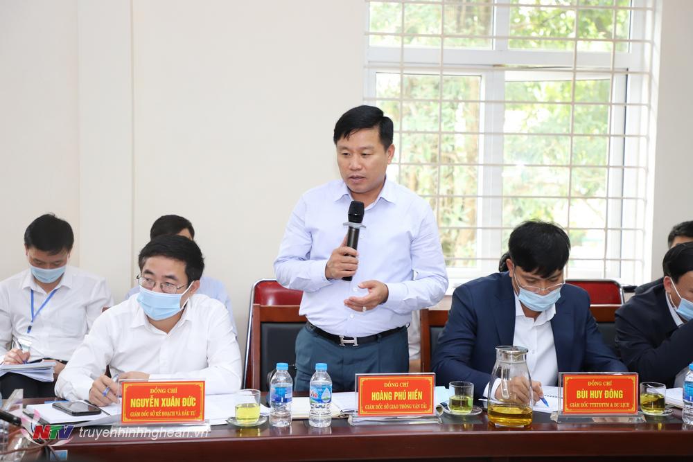 Giám đốc Sở Giao thông Vận tải Hoàng Phú Hiển phát biểu tại cuộc họp