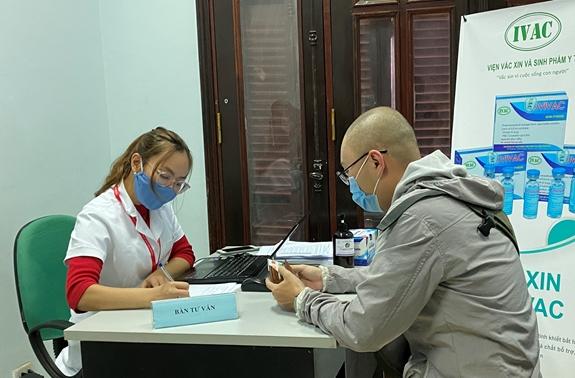 Tư vấn cho các tình nguyện viên tham gia đăng ký thử nghiệm tiêm vắc xin COVIVAC tại Trường Đại học Y Hà Nội.