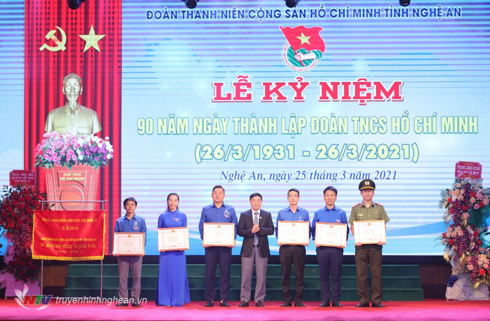 Phó Bí thư Thường trực Tỉnh uỷ Nguyễn Văn Thông trao bằng khen của Chủ tịch UBND tỉnh cho các tập thể.