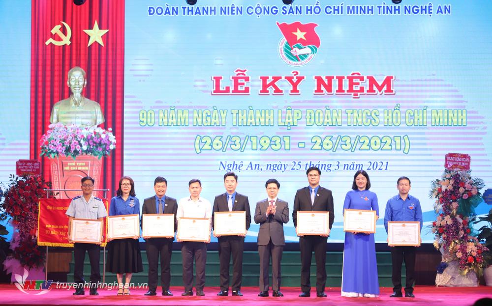 Chủ tịch HĐND tỉnh Nguyễn Xuân Sơn trao bằng khen của Chủ tịch UBND tỉnh cho các cá nhân.