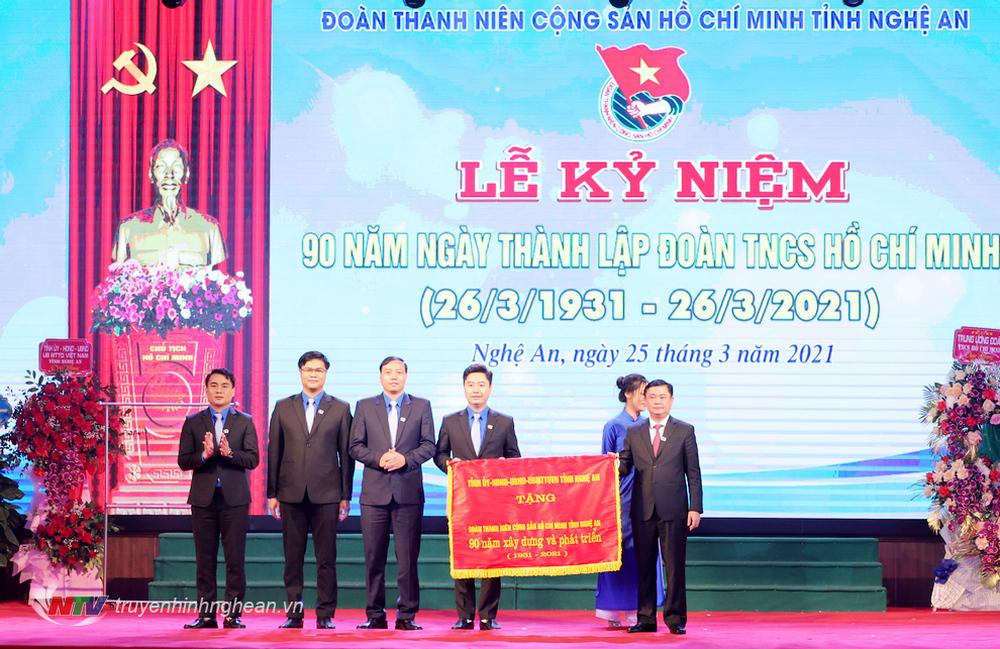 Bí thư Tỉnh uỷ Thái Thanh Quý trao tặng bức trướng cho Tỉnh đoàn Nghệ An.