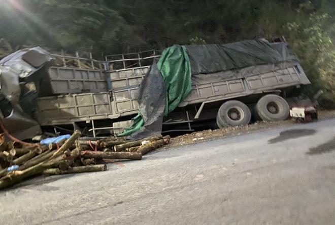 Lật xe chở keo ở Thanh Hóa, 7 người chết thương tâm