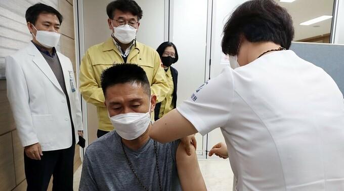 Nhân viên y tế tại một viện dưỡng lão ở Gwangju được tiêm vaccine ngày 27/2. Ảnh: Yonhap