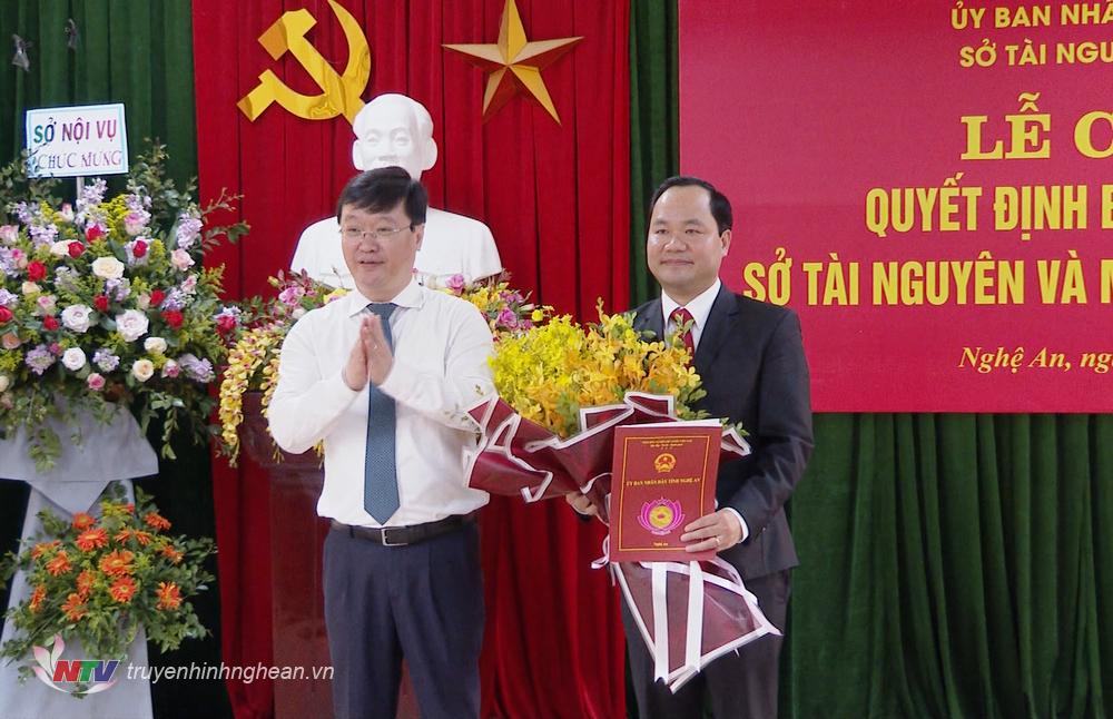 Chủ tịch UBND tỉnh Nguyễn Đức Trung trao Quyết định bổ nhiệm và tặng hoa chúc mừng đồng chí