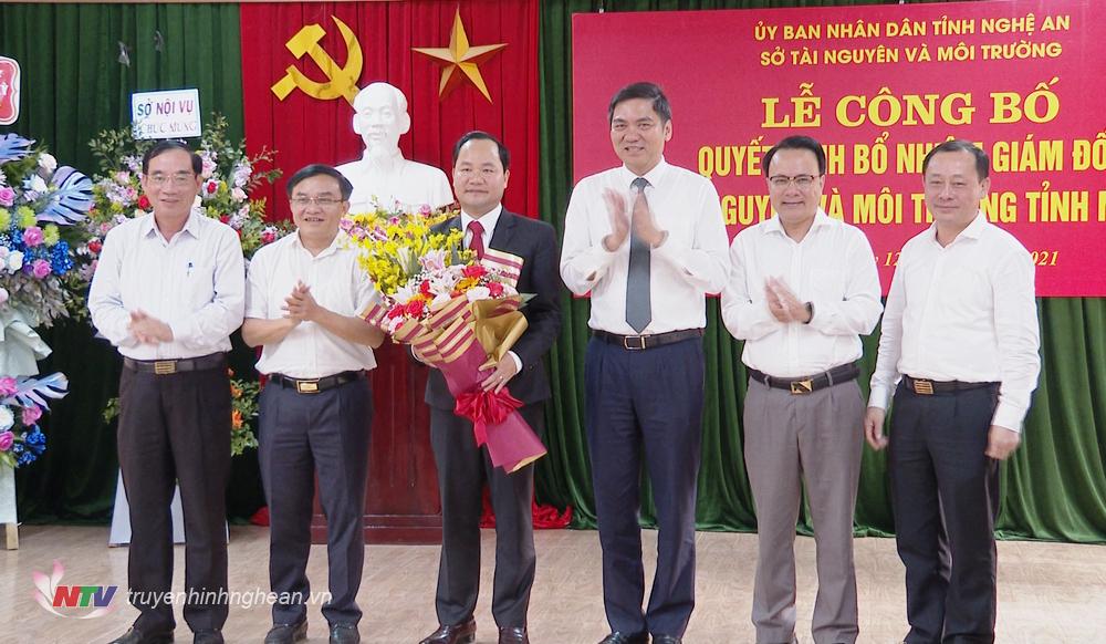 Các đồng chí trong BTV Tỉnh ủy, HĐND tỉnh tặng hoa chúc mừng tân Giám đốc Sở Tài nguyên và Môi trường.