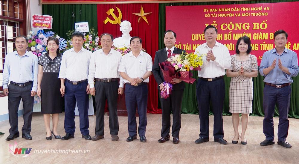 Đại diện huyện Yên Thành tặng hoa chúc mừng đồng chí Hoàng Quốc Việt trên cương vị mới.