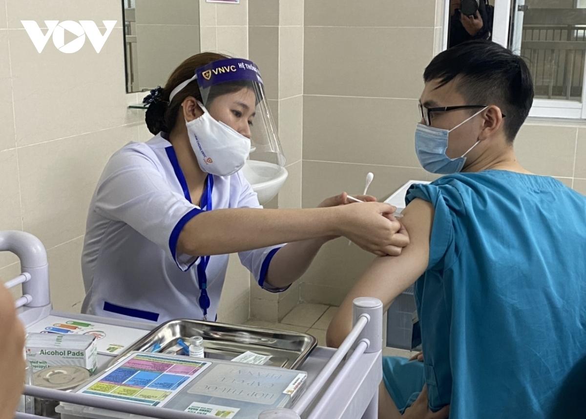 Nhân viên y tế Bệnh viện Thanh Nhàn tiêm vaccine COVID-19 của AstraZeneca.