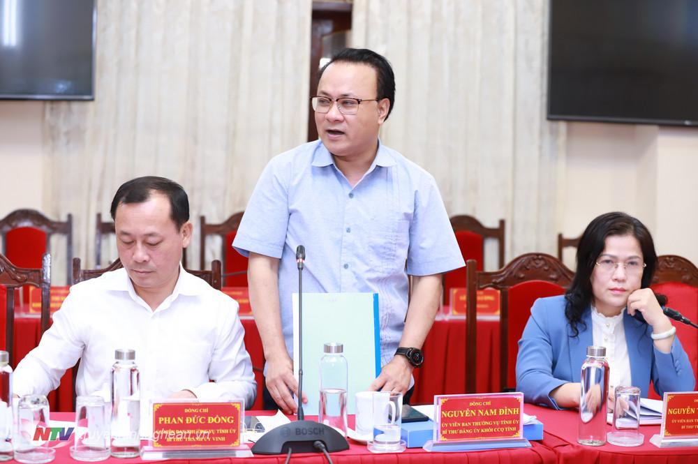 Bí thư Đảng uỷ Khối CCQ tỉnh Nguyễn Nam Đình phát biểu tại phiên họp.