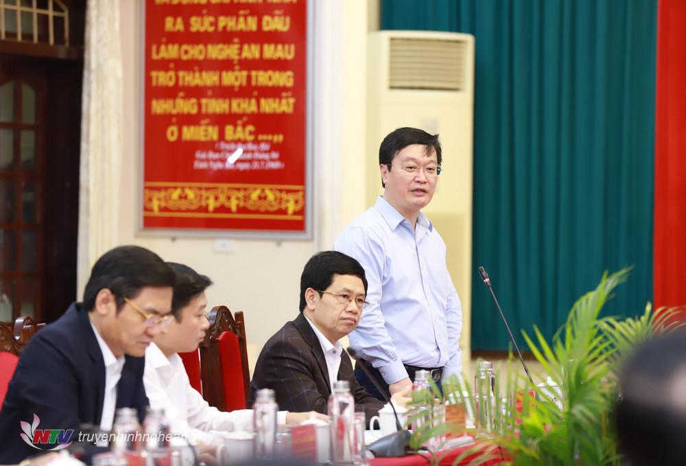 Chủ tịch UBND tỉnh Nguyễn Đức Trung phát biểu tại phiên họp.