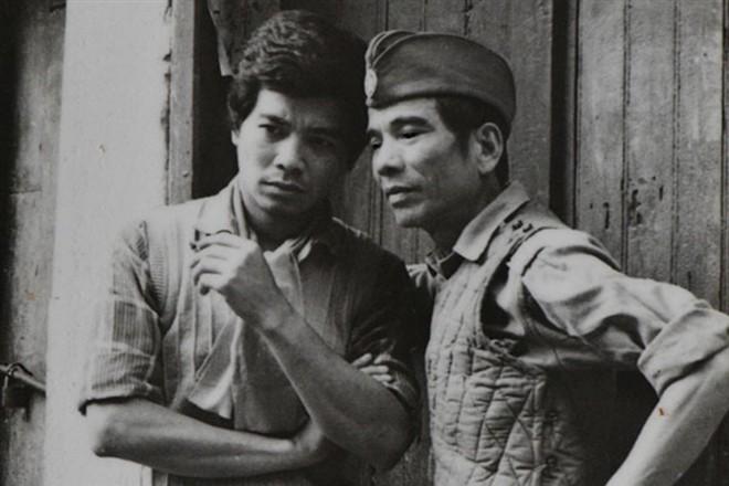 Nghệ sĩ Trần Hạnh (phải) thời trẻ