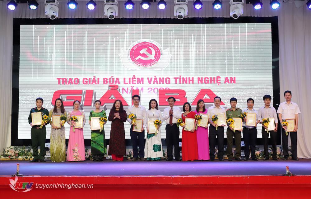 Trưởng Ban Tuyên giáo Tỉnh uỷ Nguyễn Thị Thu Hường và Trưởng Ban 
