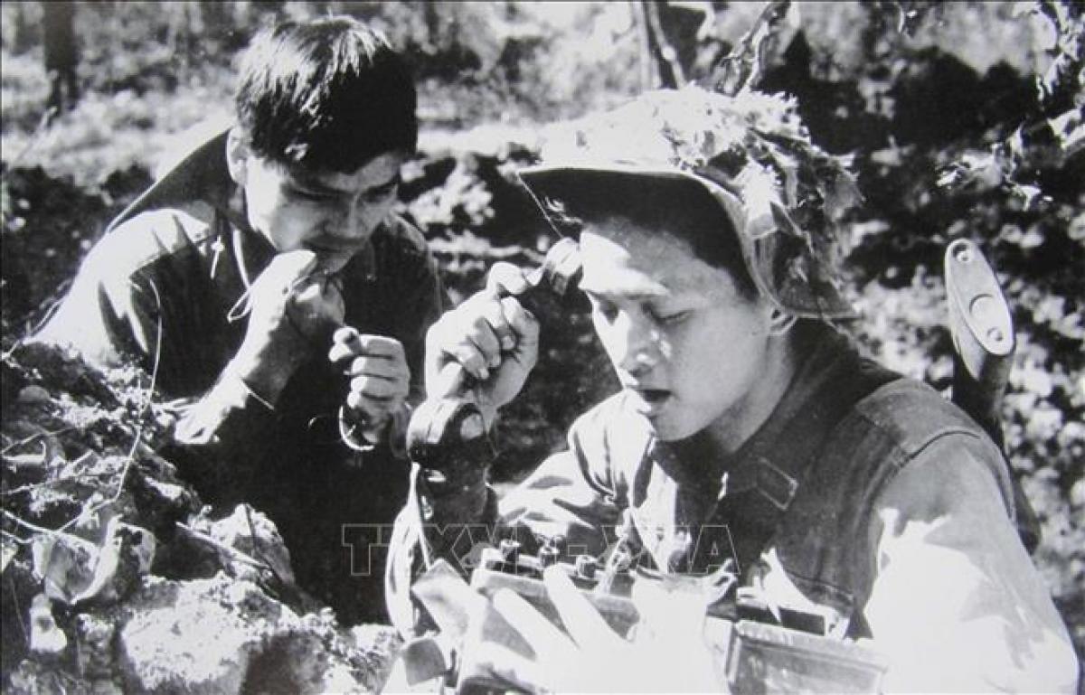 Lực lượng thông tin bảo đảm liên lạc thông suốt mọi tình huống, góp phần làm nên Chiến thắng Đường 9-Nam Lào, mùa xuân năm 1971. Ảnh: TTXVN. 
