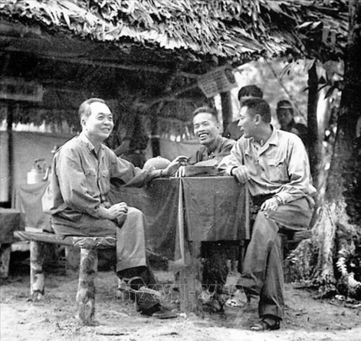 Trước khi bắt đầu chiến dịch Đường 9-Nam Lào, Đại tướng Võ Nguyên Giáp- Tổng Tư lệnh QĐND Việt Nam đã hai lần vào làm việc với Bộ Tư lệnh Trường Sơn. Ảnh: TTXVN.
