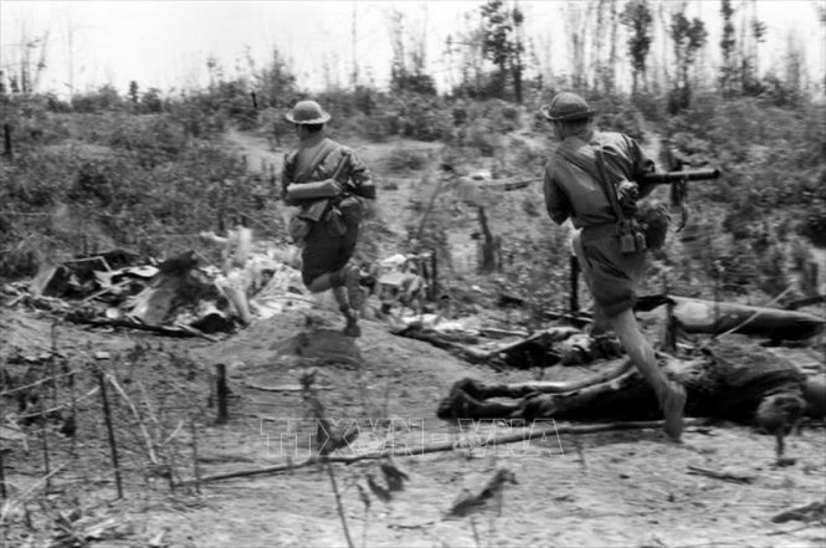 Quân giải phóng truy kích địch tại mặt trận Đường 9-Nam Lào. Ảnh: TTXVN.  