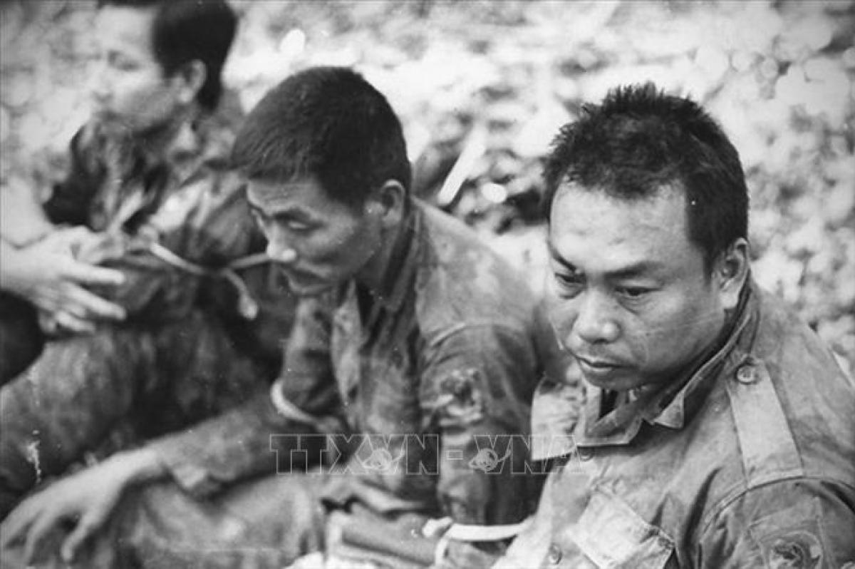 Đại tá Nguyễn Văn Thọ- Lữ đoàn trưởng Lữ đoàn 3 Dù của Ngụy (bên phải) bị quân giải phóng bắt làm tù binh trong Chiến dịch Dường 9-Nam Lào. Ảnh tư liệu BTLQSVN. TTXVN phát. 