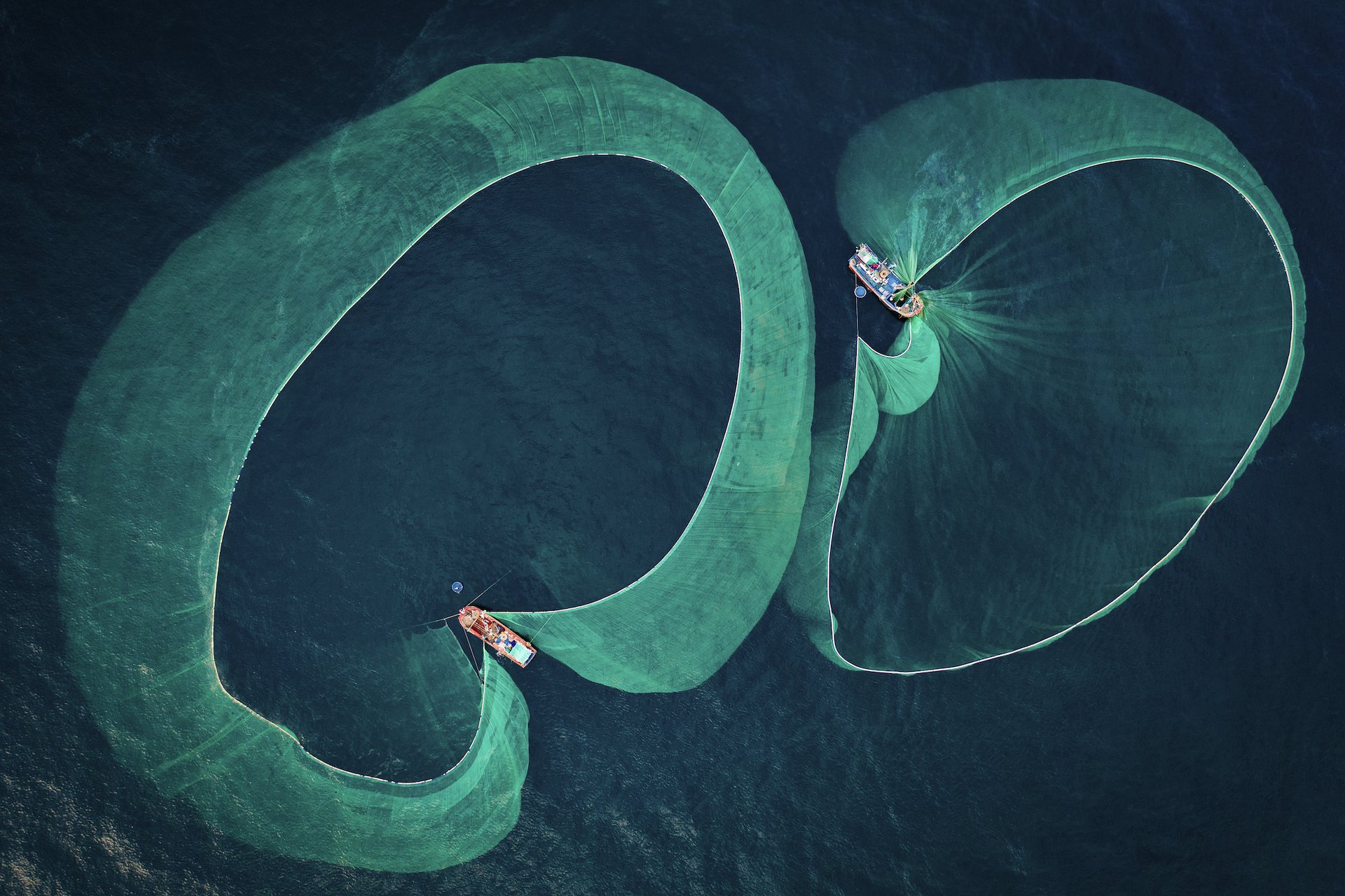 Cuộc thi Nhiếp ảnh dưới nước 2022 (Underwater Photographer of the Year) đã nhận được hơn 4.200 tác phẩm dự thi từ khắp nơi trên thế giới. Trong đó, bức ảnh của Nguyễn Ngọc Thiện giành giải nhất hạng mục Bảo tồn biển. Tác phẩm thể hiện góc nhìn từ trên không về hoạt động đánh bắt cá cơm nhộn nhịp ngoài khơi tỉnh Phú Yên.