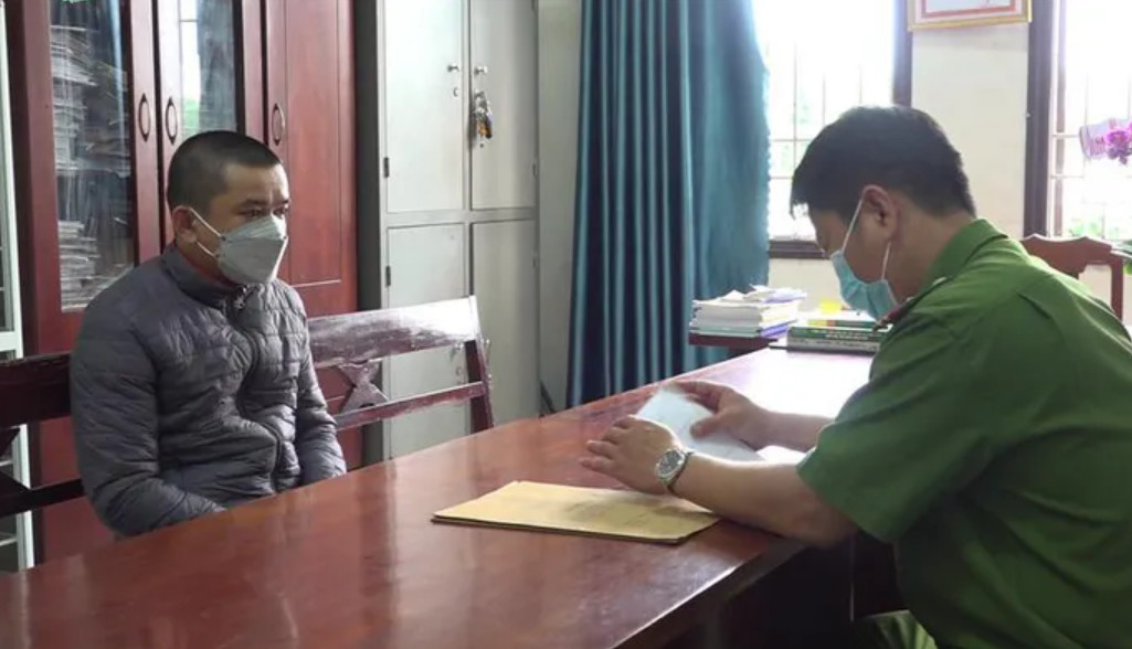 Nguyễn Văn Mạnh (trái) tại cơ quan điều tra. Ảnh: CACC