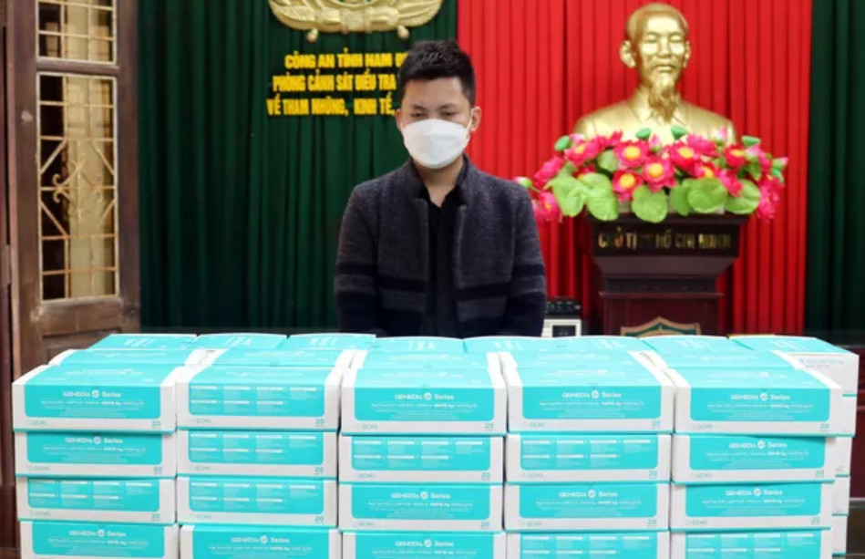 Trong ảnh: 1.800 bộ sinh phẩm xét nghiệm nhanh không rõ nguồn gốc bị Công an tỉnh Nam Định thu giữ (Ảnh: TTXVN)