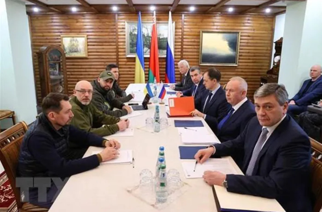 Phái đoàn Ukraine (trái) và Nga tại cuộc đàm phán ở vùng Brest, Belarus ngày 7/3.