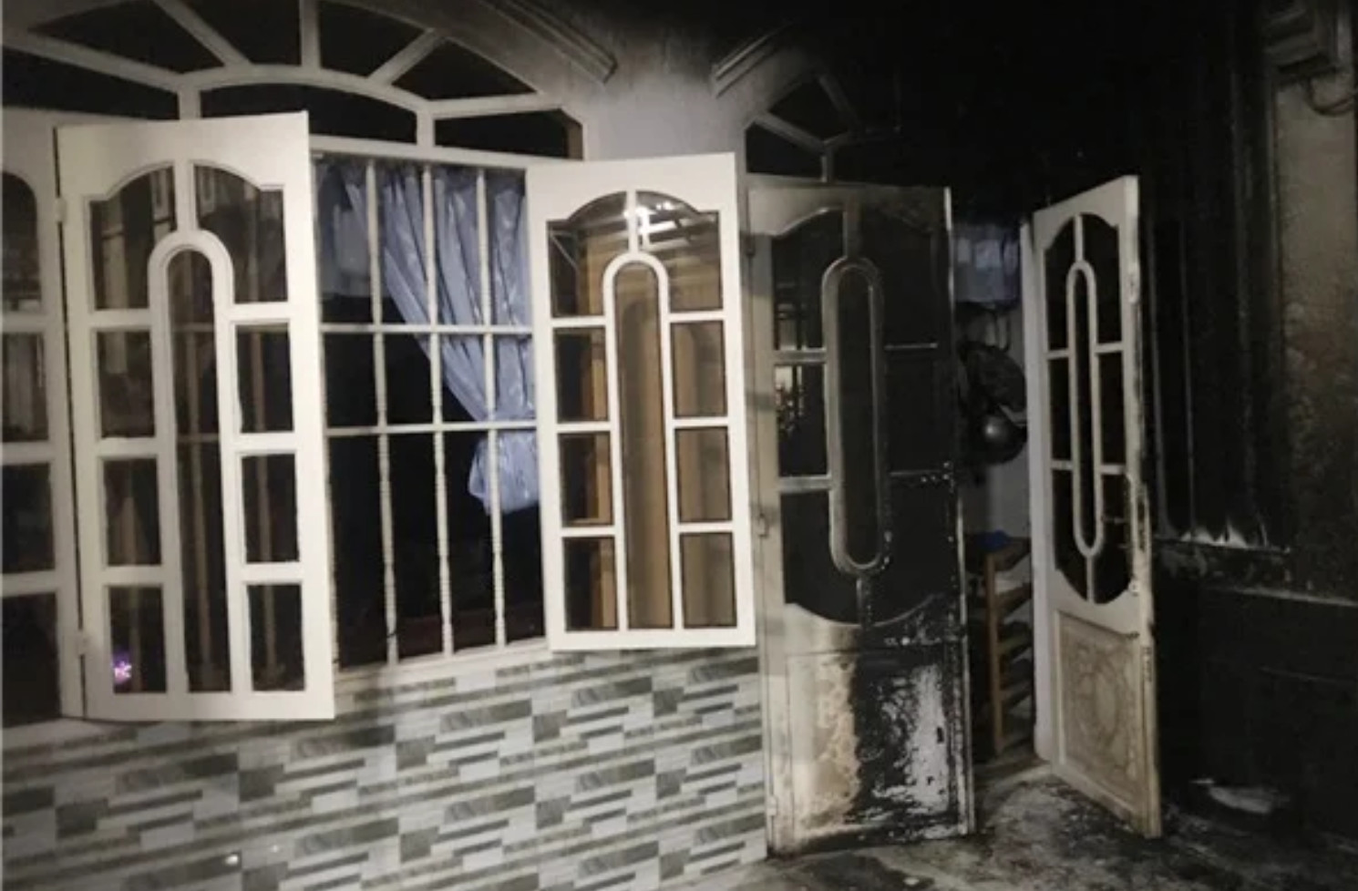 Cửa nhà bị cháy đen sau khi bị phóng hỏa. Ảnh: VKS TP Vũng Tàu.