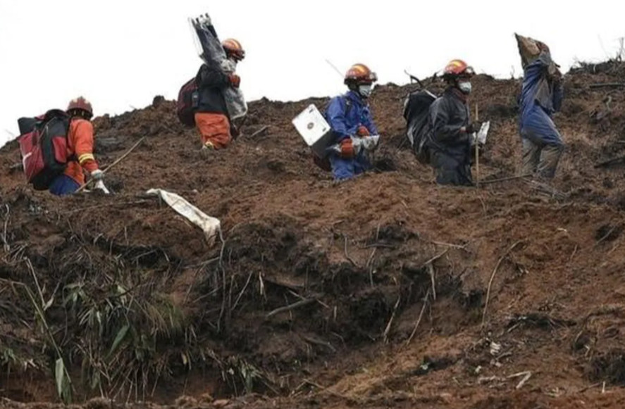 Trung Quốc tìm thấy hàng chục thi thể nạn nhân, 183 mảnh vỡ máy bay rơi