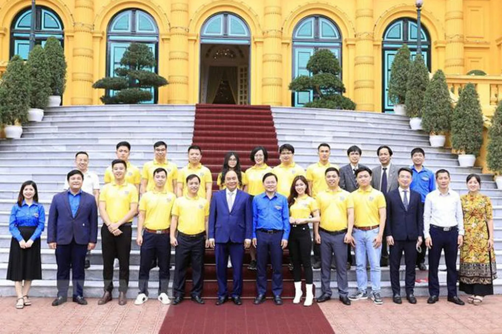 Chủ tịch nước Nguyễn Xuân Phúc chụp ảnh kỷ niệm cùng các gương mặt trẻ Việt Nam tiêu biểu năm 2021 - Ảnh: TTXVN