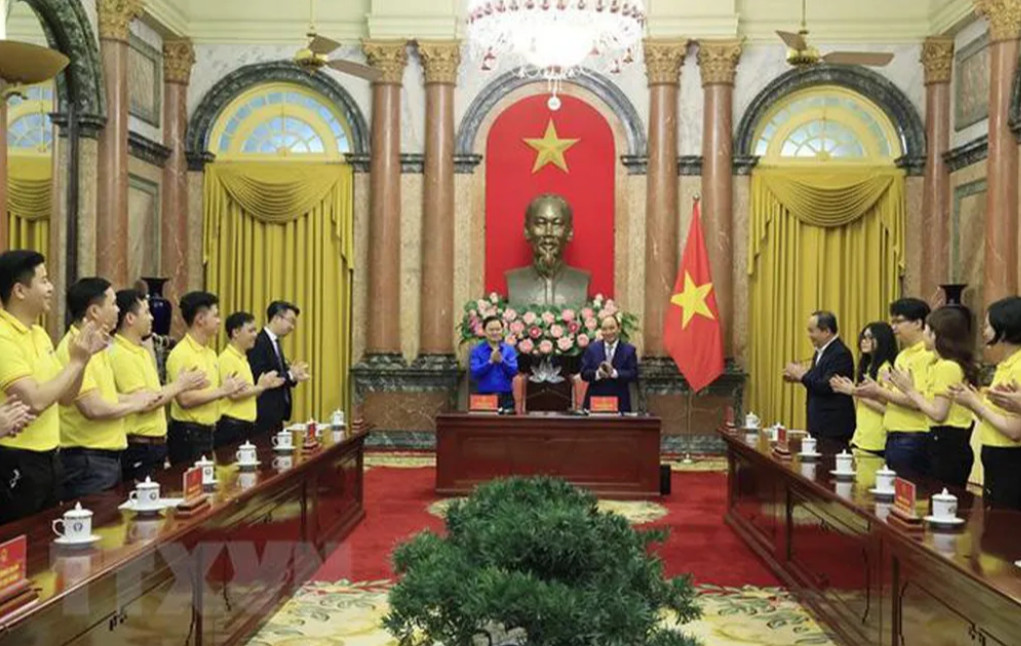 Chủ tịch nước Nguyễn Xuân Phúc gặp mặt gương mặt trẻ Việt Nam tiêu biểu năm 2021 - Ảnh: TTXVN