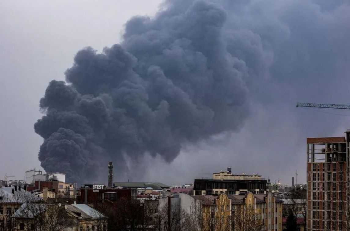 Khói đen bốc lên ở Lviv sau khi trúng tên lửa. Ảnh: Reuters.