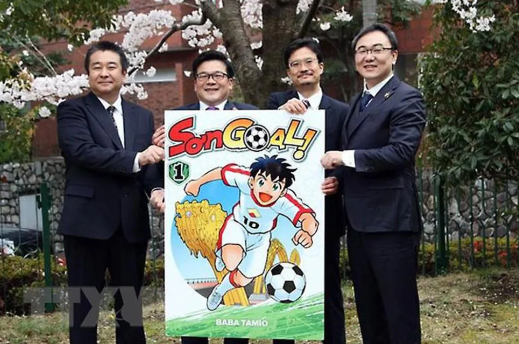 Ông Aoyagi Masayuki (thứ ba từ trái) và ông Nguyễn Võ Huyền Dương, đại diện Liên đoàn Bóng đá Việt Nam (VFF) tại Nhật Bản, giới thiệu về Sơn Goal. 