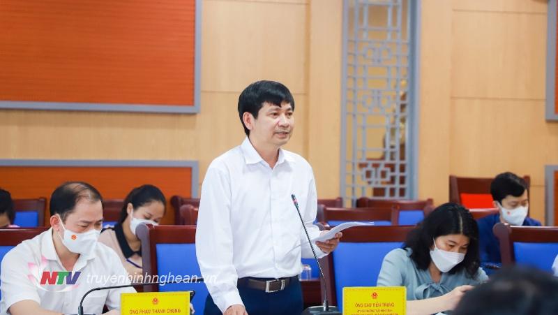 Trưởng ban Kinh tế - Ngân sách HĐND tỉnh Cao Tiến Trung phát biểu tại cuộc họp.