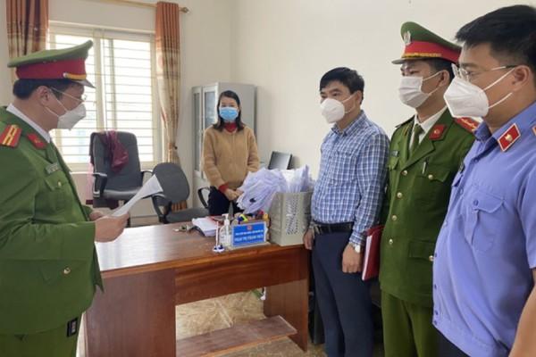 Cơ quan công an tống đạt quyết định khởi tố bị can đối với Phạm Thị Thanh Thủy. 