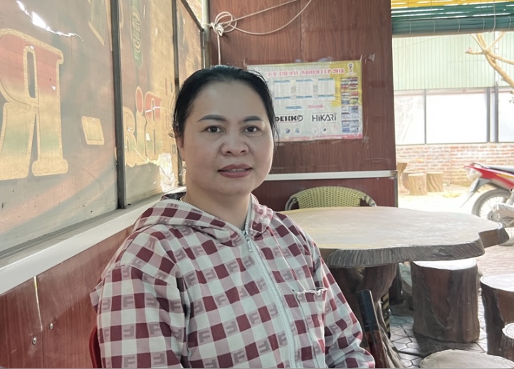 Bà Trần Thị Thanh Hóa đang trình bày sự việc với phóng viên