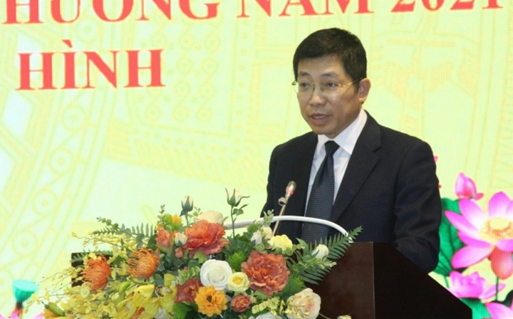 Ông Lưu Đình Phúc, Cục trưởng Cục Phát thanh, truyền hình và thông tin điện tử báo cáo đánh giá hoạt động phát thanh, truyền hình và phong trào thi đua lĩnh vực phát thanh, truyền hình năm 2021 và một số nhiệm vụ trọng tâm năm 2022.